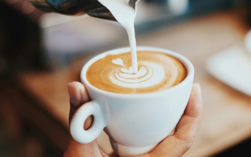 莱沃口腔‖天天喝奶茶咖啡，染黄一口牙要多久？