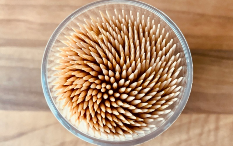 莱沃口腔‖剔牙一时爽，一直剔牙……你的牙齿可能就顶不住了！